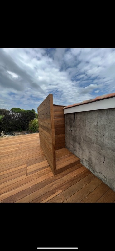 Réalisation d’un espace sanitaire intégré à la terrasse bois