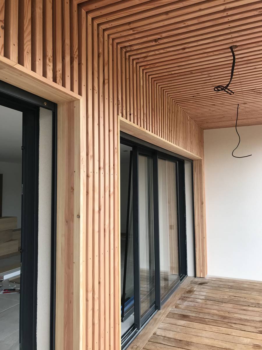 Pose de bardage claire voie en pin pour un habillage mural à Saint-Orens-de-Gameville