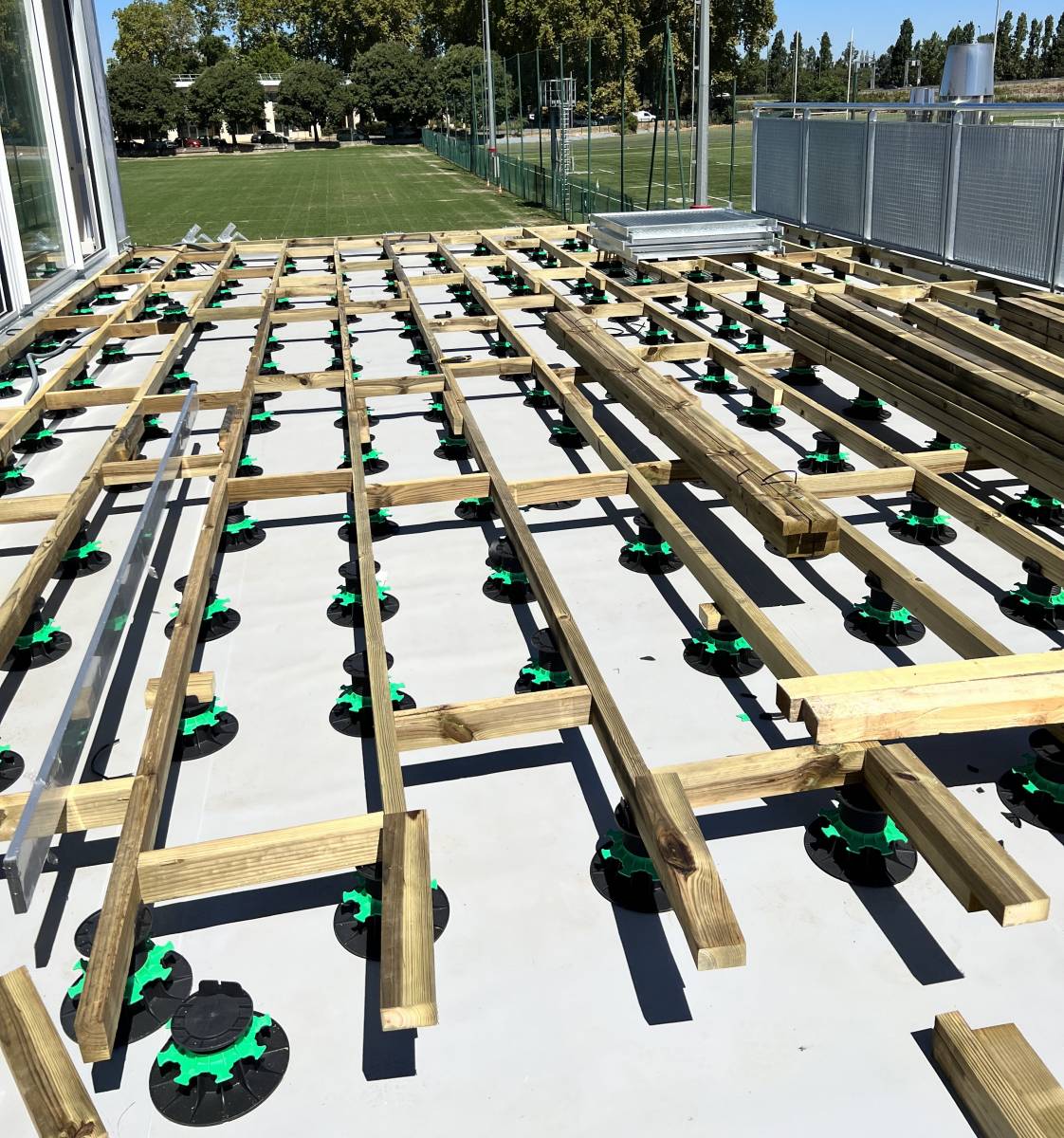 Pose de la terrasse en Cumaru au Stade Toulousain