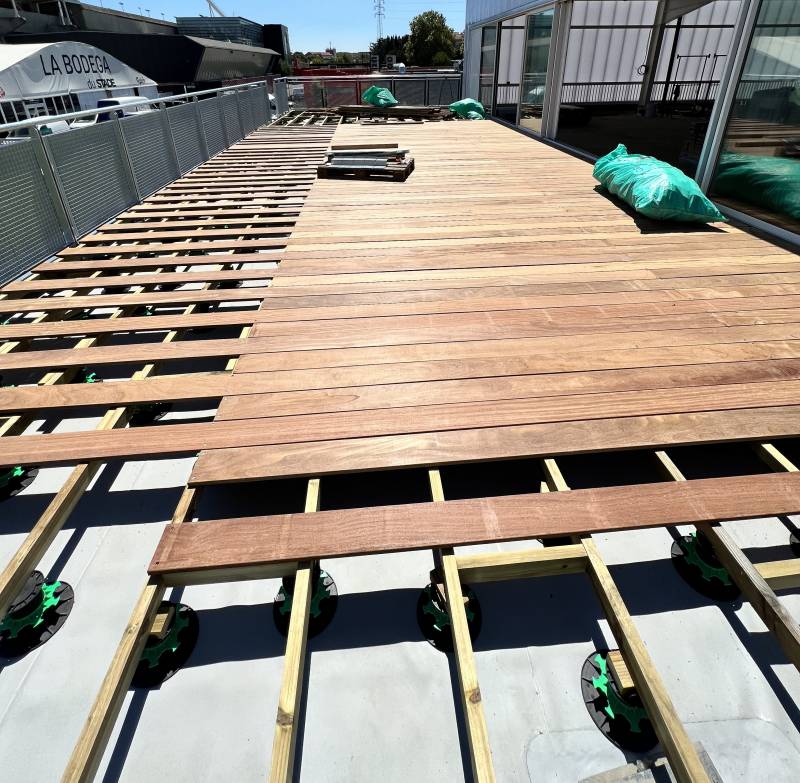 Pose de la terrasse en Cumaru au Stade Toulousain