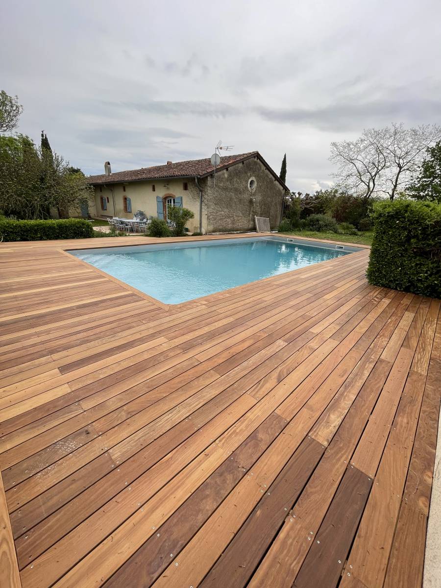 Pose d'une terrasse bois en Ipe autour d'une piscine situé sur la commune de NAILLOUX